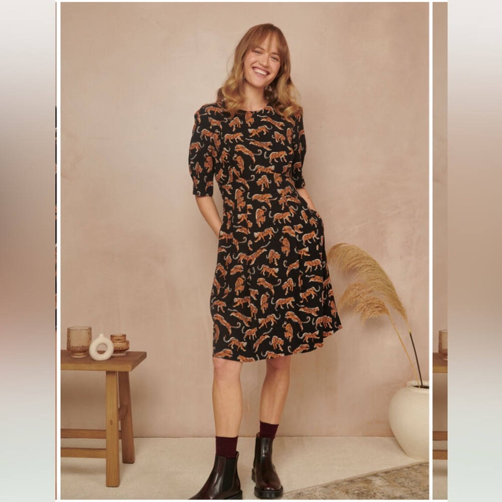 NWOT Emily And Fin Black / Brown Meredith Leaping Leopards Dress XS— has pockets